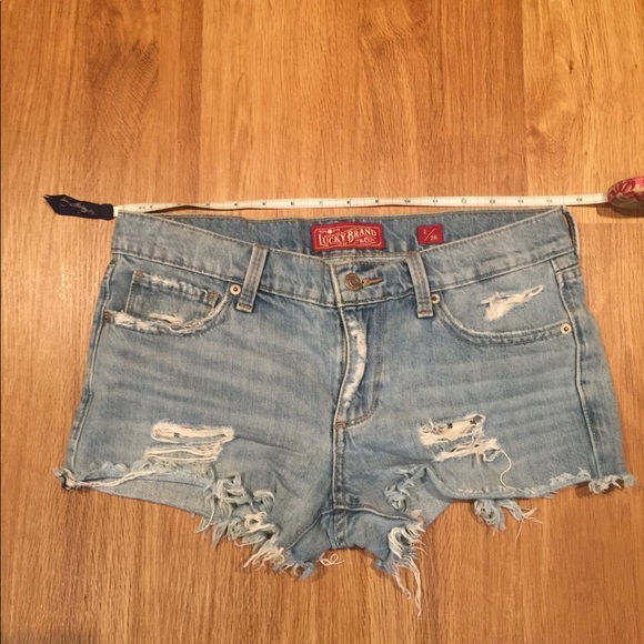 Lucky brand distressed denim shorts 2/26 - Picture 2 of 6
